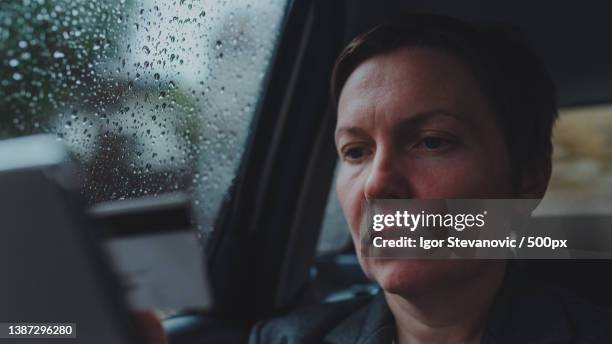 businesswoman using credit card and mobile smart phone,serbia - carte bancaire voiture photos et images de collection