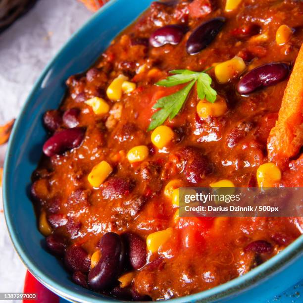 chili con carne with sweet potato and spicy nachos - süßkartoffel photos et images de collection