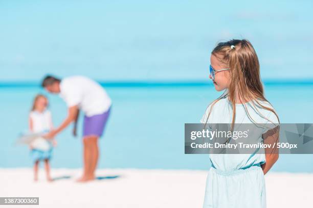 happy beautiful family on a tropical beach vacation - happy arab family on travel stockfoto's en -beelden