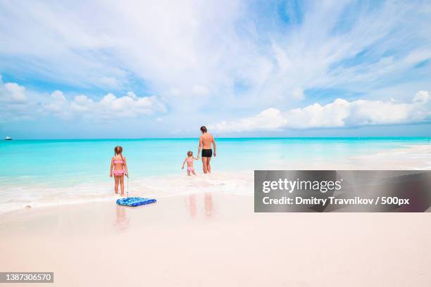 happy beautiful family on a tropical beach vacation - happy arab family on travel stockfoto's en -beelden