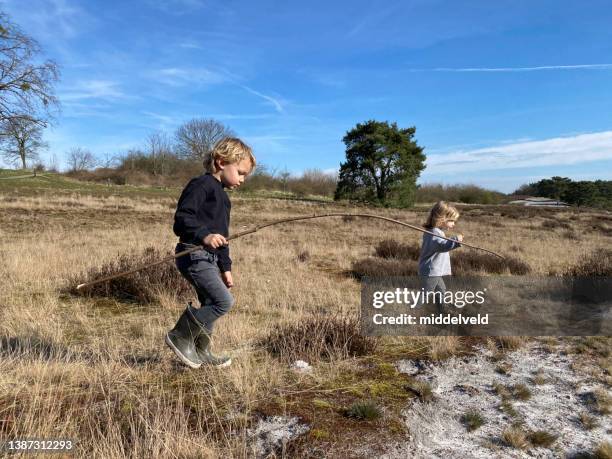 niños pequeños jugando en el páramo - limburgo países bajos fotografías e imágenes de stock