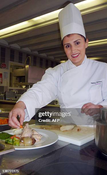 Naïma Benazzouz, mère de famille de Sarcelles pose, le 07 février 2012 dans les cuisines de l'Institut des Métiers de l'Artisanat à Villiers-le-Bel....