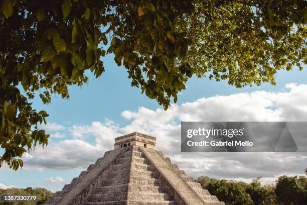 chichen itza pyramid in yucatan - maya stock-fotos und bilder