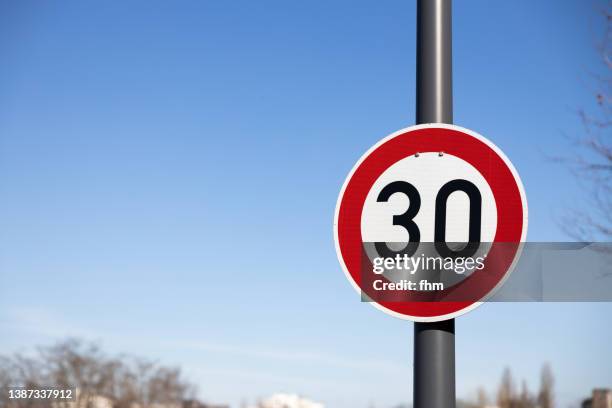 speed limit sign - speed limit sign stock pictures, royalty-free photos & images