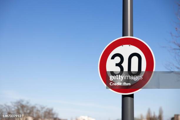 speed limit sign - número 30 imagens e fotografias de stock