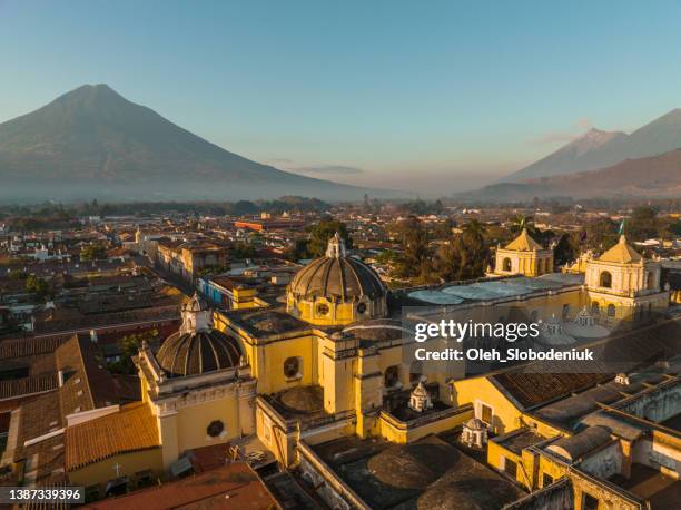 luftaufnahme von antigua bei sonnenaufgang - guatemala stock-fotos und bilder