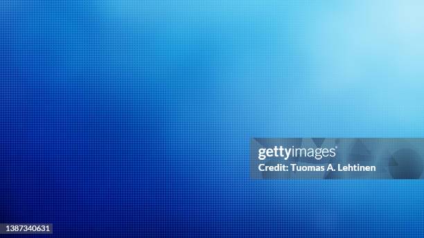 abstract blue halftone pattern on blurred blue color gradient background. - bleu photos et images de collection