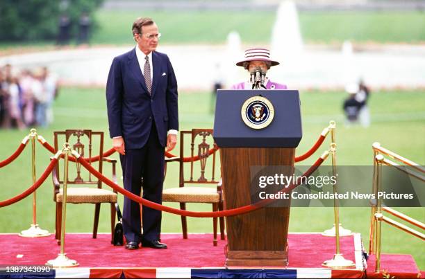 President George HW Bush listens as British monarch Queen Elizabeth II delivers remarks, on the White House' South Lawn during a State Visit,...