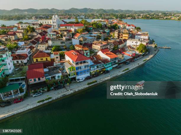 luftaufnahme des bootes in der nähe der insel flores in guatemala - guatemala stock-fotos und bilder