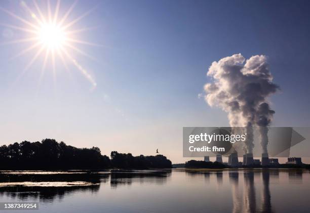 coal fired power station jänschwalde at sunset (brandenburg, germany) - klimaschutz stock-fotos und bilder