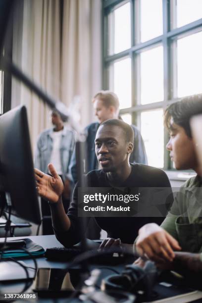 1,325 Programmer Vertical Screen Stock Photos, High-Res Pictures, and ...