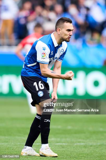 Gonzalo Escalante of Deportivo Alaves celebrates after scoring goal during the LaLiga Santander match between Deportivo Alaves and Granada CF at...