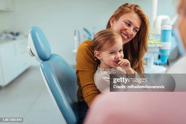 amano vedere il dentista insieme - dentista bambini foto e immagini stock
