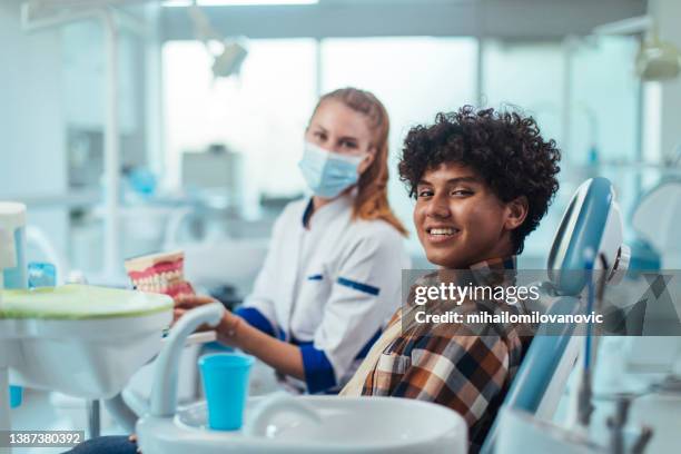 la mejor de las sonrisas - odontopediatría fotografías e imágenes de stock