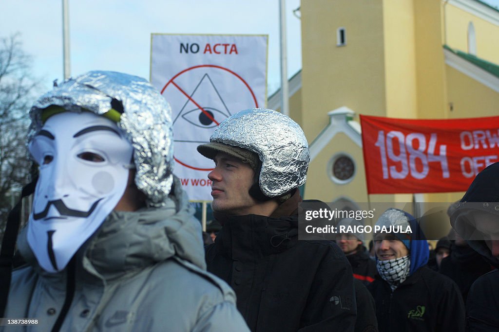 Protesters wearing tinfoil hats take par