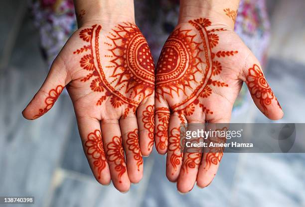 eid-ul-fitr mehndi - henna hands photos et images de collection