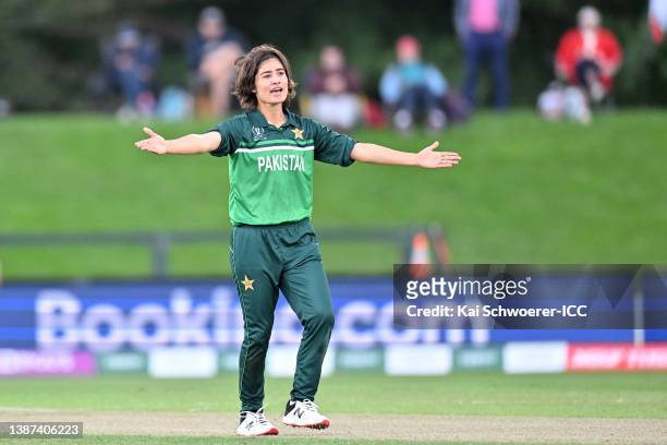 Diana Baig of Pakistan successfully appeals for the wicket of Tammy Beaumont of England during the 2022 ICC Women's Cricket World Cup match between...