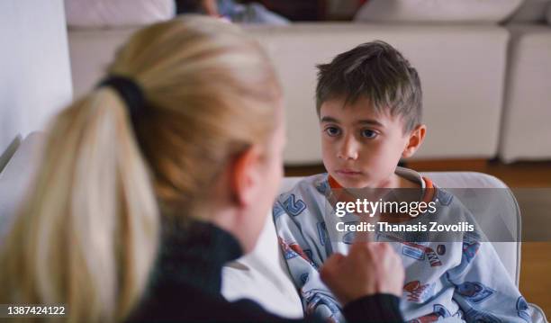 angry mother telling off and discipline naughty son - two finger stockfoto's en -beelden