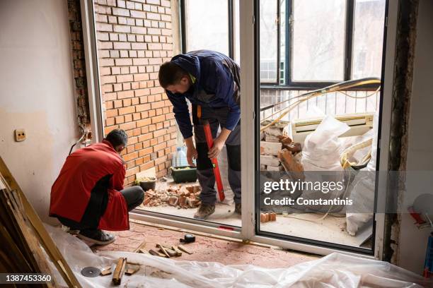 workers installing the window - windowframe stockfoto's en -beelden