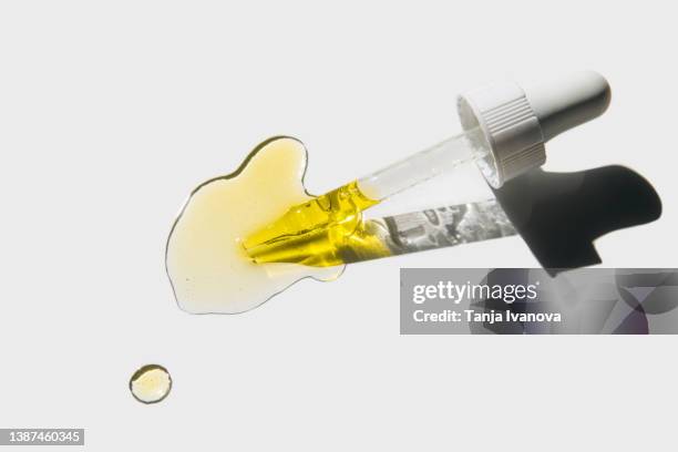 pipette with cosmetic liquid on white background. beauty product with peptides, ceramides, polyglutamic acid, essential oil, cbd, retinol. multitasking beauty. flat lay, top view. - aromaöl stock-fotos und bilder
