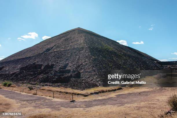 side view of pyramid of sun - azteca fotografías e imágenes de stock