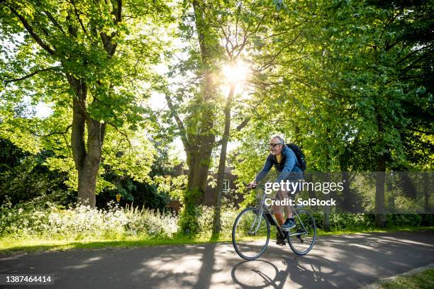 saving the planet and keeping healthy - training copy space stockfoto's en -beelden