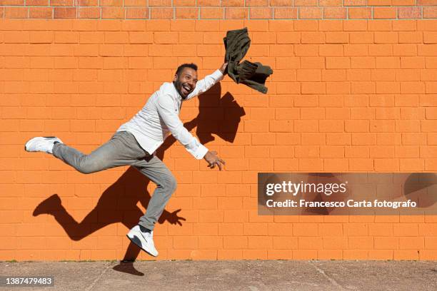 happy black man running - happy people running stockfoto's en -beelden