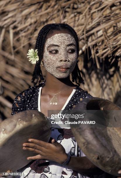 Masque de beauté d'une femme mahoraise, années 1990, Anjouan, Comores.