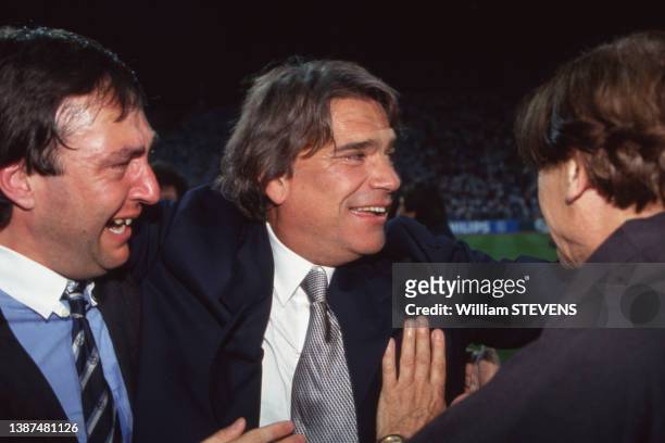 Raymond Goethals et Bernard Tapie célébrant la victoire de l'Olympique de Marseille en finale de Ligue des Champions, le 26 mai 1993, à Munich.