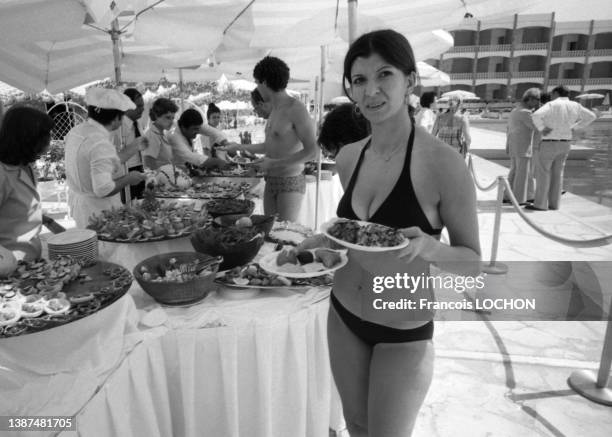 Touristes se servant à un buffet dans un hôtel en juillet 1978 à Beyrouth.