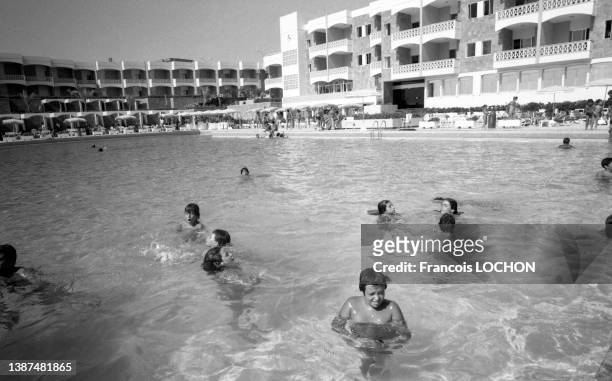 Enfants se baignant dans une piscine d'un complexe hôtelier en juillet 1978 à Beyrouth.