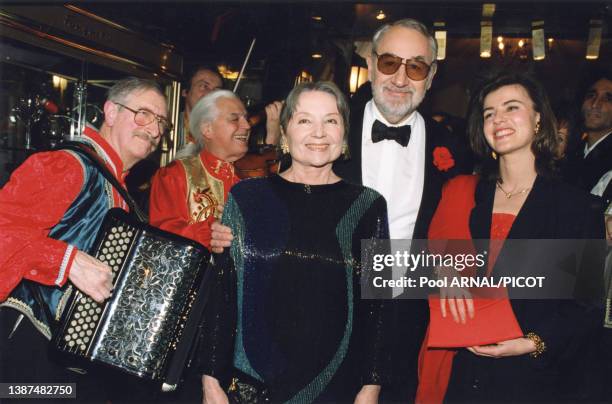 Philippe Noiret avec sa femme Monique Chaumette et l'actrice Irène Jacob lors de la cérémonie des César à Paris le 2 mars 1996