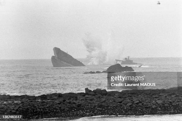 Le bombardement par l'armée française de l'épave de l''Amoco Cadiz' échouée sur les récifs de Men Goulven à Portsall, le 21 mars 1978.