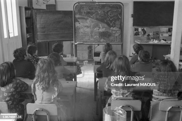 Explication de la marée noire de l''Amoco Cadiz' aux élèves d'une école de Portsall, le 21 mars 1978.