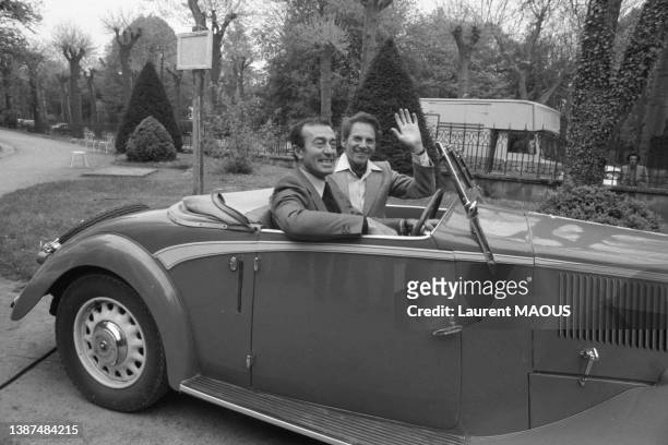 Louison Bobet et Jean-Pierre Aumont dans une voiture de collection à Vichy, le 11 mai 1978.