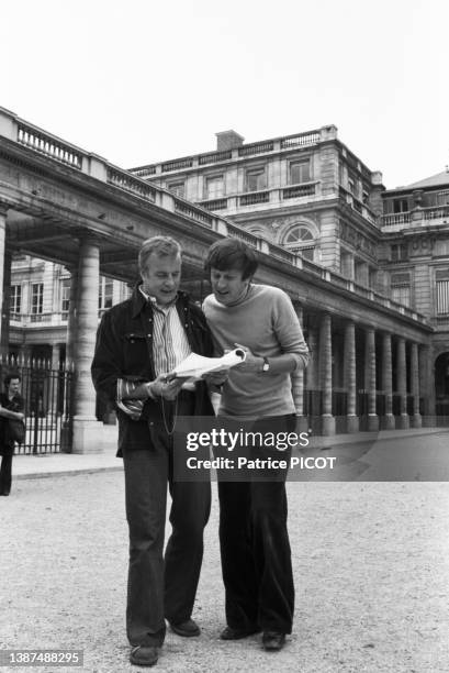 Pierre Schoendoerffer et Claude Rich faisant des repérages dans le jardin du Palais-Royal pour le tournage du film 'Le Crabe-Tambour', en septembre...