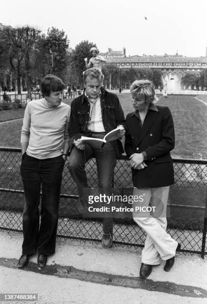 Claude Rich et Pierre Schoendoerffer faisant des repérages dans le jardin du Palais-Royal pour le tournage du film 'Le Crabe-Tambour', en septembre...