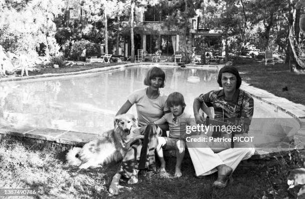 Salvatore Adamo avec son épouse et leur fils en vacances à La Roquette-sur-Siagne, le 21 juillet 1976.