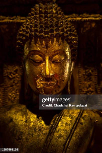 buddha on a black background. light painting technique. - buddha face stockfoto's en -beelden