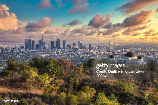 la skyline,high angle view of buildings in city against sky during sunset,griffith park,united states,usa - comté de los angeles photos et images de collection