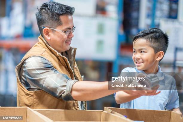 father and son volunteering - father and children volunteering imagens e fotografias de stock