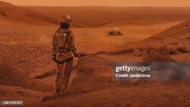 um passeio em marte. astronauta explorando montanhas de ferrugem. olhando para a vista - mars - fotografias e filmes do acervo