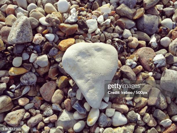 herz am strand,high angle view of heart shape on pebbles - herz strand stockfoto's en -beelden