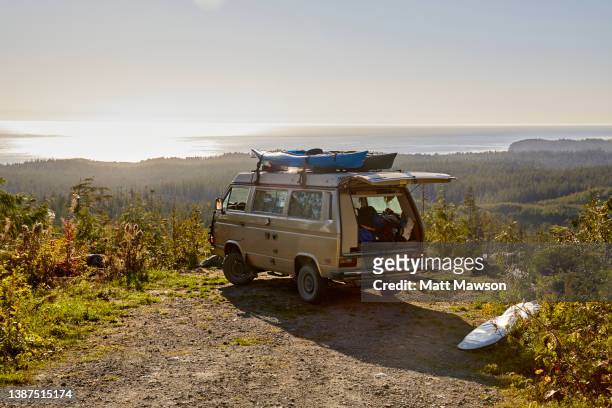 a camper van vancouver island bc canada - carmanah walbran provincial park stockfoto's en -beelden