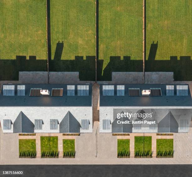 drone view of a new housing development - maison jumelée photos et images de collection