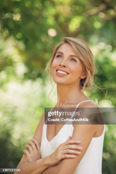 hermosa mujer disfrutando de un clima cálido - hot blonde woman fotografías e imágenes de stock