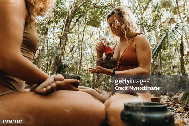 cerimonia di guarigione sonora nella foresta pluviale, due donne - solfato di cobalto foto e immagini stock
