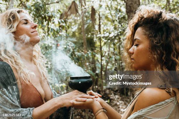 un viaje de sanación en la naturaleza. concepto de recuperación de bienestar y espiritualidad - ceremonia fotografías e imágenes de stock