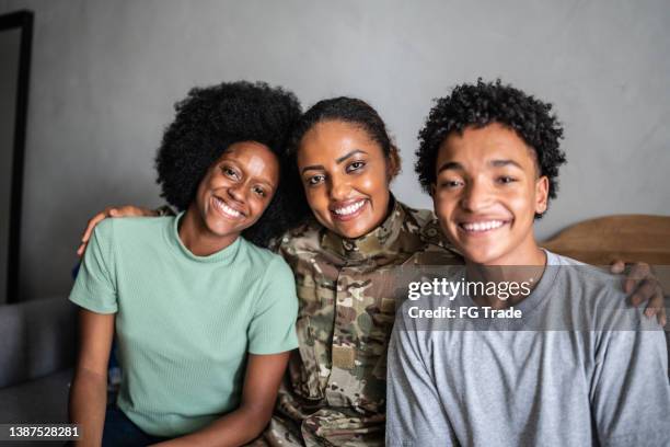 portrait d’une mère soldat avec son fils et sa fille à la maison - merci de votre attention photos et images de collection