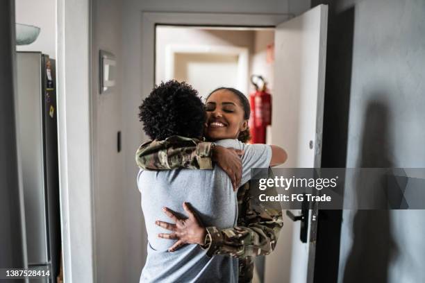 son welcoming soldier mother at home - homecoming imagens e fotografias de stock